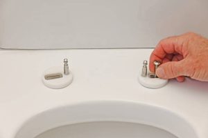 Met deze verborgen knop wordt het schoonmaken van je toilet een fluitje van een cent.