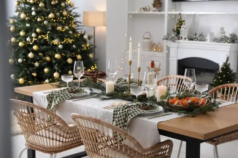 Rood noch goud; dit is het trendy tafelkleed om uw tafel met Kerstmis te versieren.