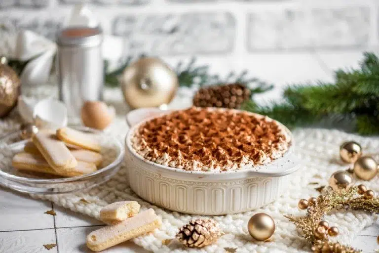 Rood noch goud; dit is het trendy tafelkleed om uw tafel met Kerstmis te versieren.