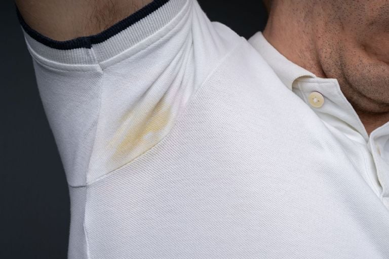 Gooi geen met zweet of deodorant bevlekte T-shirts meer weg: de perfecte tip om ze er weer als nieuw uit te laten zien.