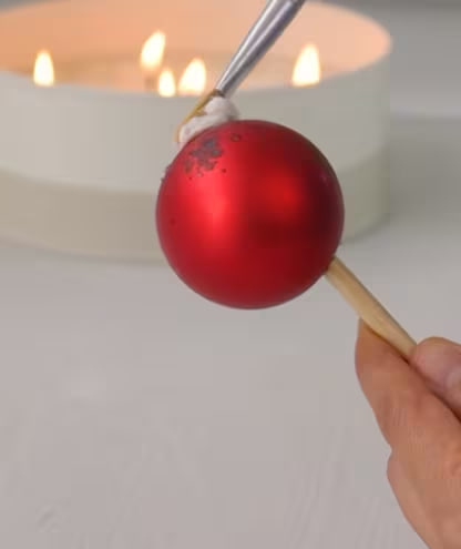 Recycle gebroken kerstballen en tover ze om tot dit creatieve idee voor in huis.